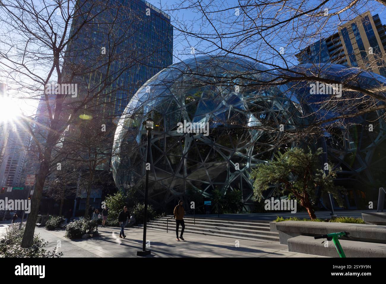 Am Donnerstag, 27. Februar 2025, geht die Sonne über den Amazonassphären im Amazon-Hauptsitz in Seattle auf. Stockfoto