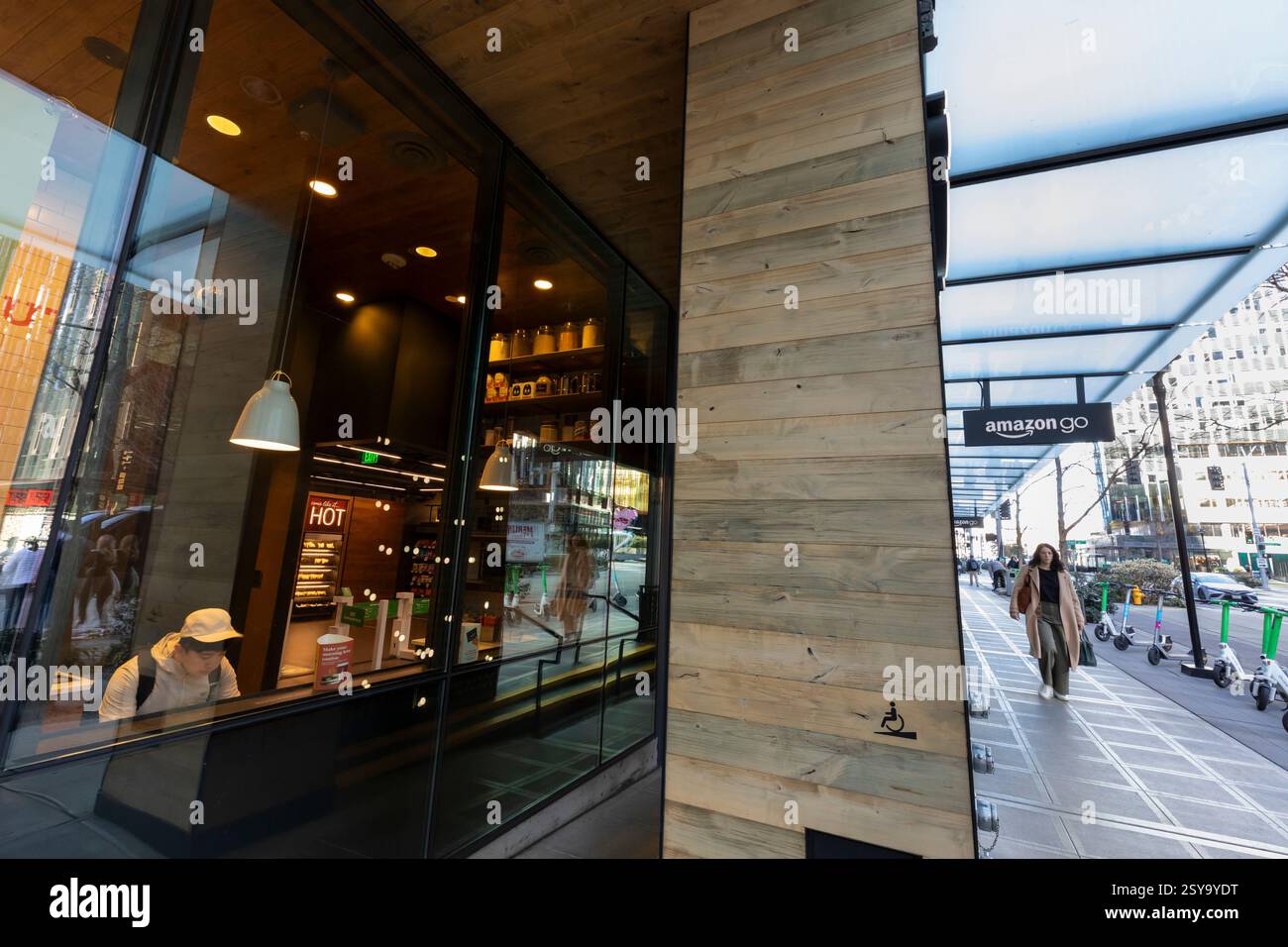 Kunden kaufen am Donnerstag, den 27. Februar 2025 im Amazon GO Store im Day 1-Gebäude in der Amazon-Hauptniederlassung in Seattle ein. Stockfoto