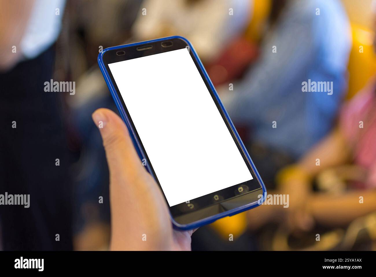 Person, die Smartphone oder Mobiltelefon mit weißem Bildschirm hält und im Skytrain überprüft Stockfoto