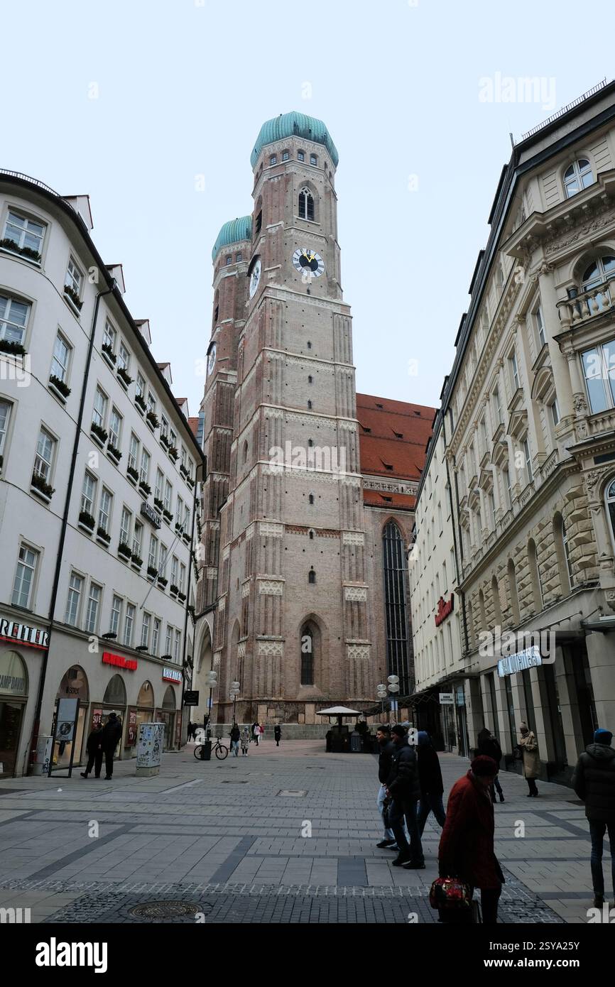 Türme der Frauenkirche oder Kathedrale unserer lieben Lieben Frau katholische Kirche in München, von der Liebfrauenstraße oder der Liebfrauenstraße aus gesehen. Stockfoto
