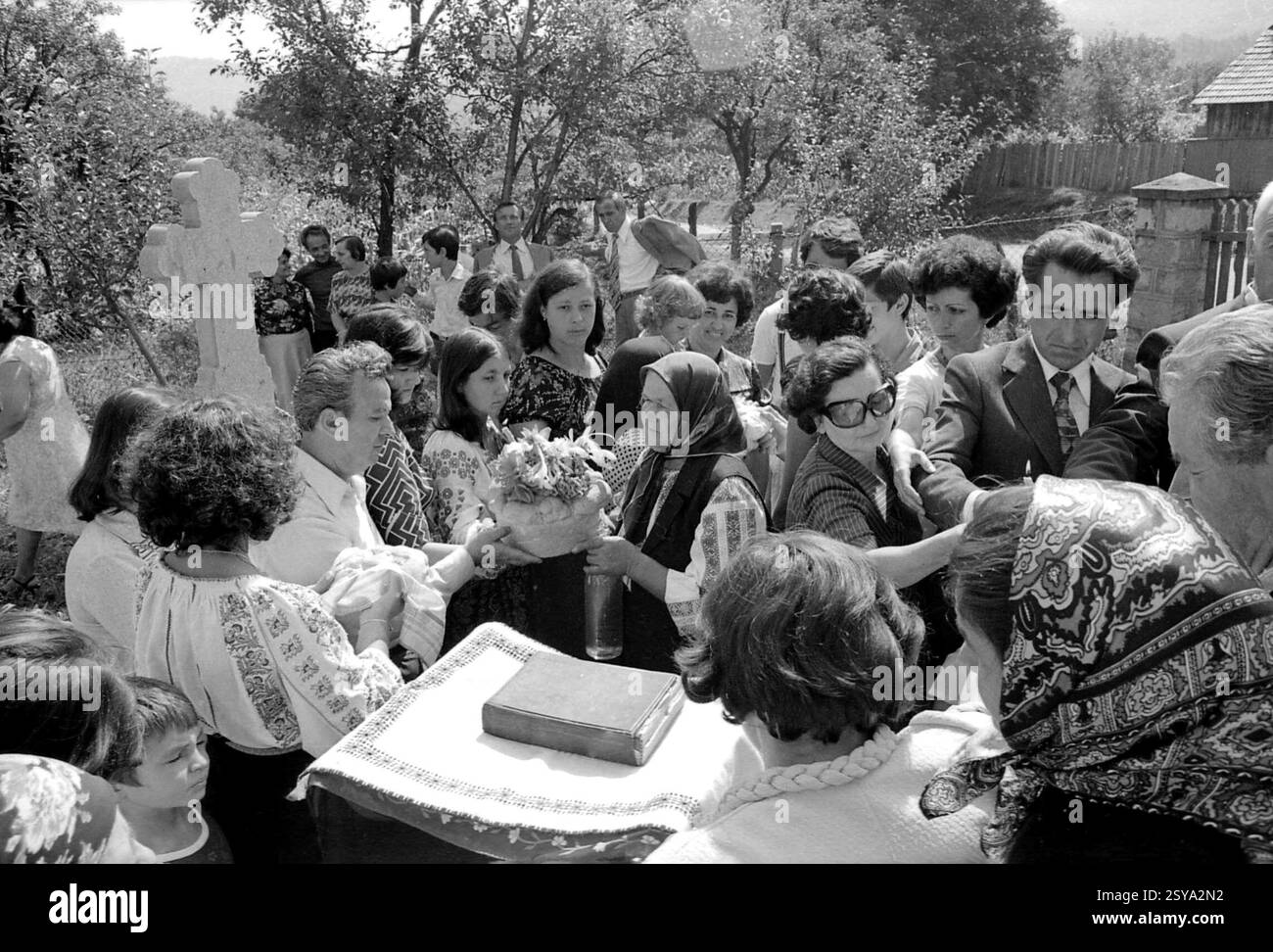 Vrancea County, Rumänien, ca. 1977. Religiöse Praxis am Grab eines toten Verwandten mit Almosen und Gebeten für die Seele des Verstorbenen. Stockfoto