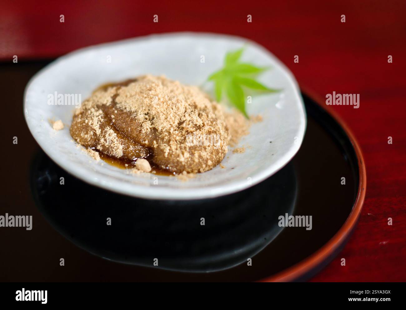 Das Foto zeigt eine lokale Delikatesse namens Tochimochi, ein gestochener Reis und Rosskastanienknödel, der als Dessert oder Snack im schönen Café am Fuße serviert wird Stockfoto