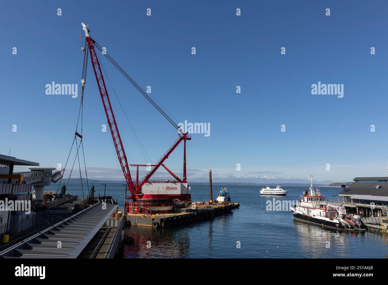 Am Donnerstag, Februar, arbeitet ein Schwimmkran des Pacific Lifter am Seattle Ferry Terminal auf der Transportspanne von Slip Three an der Seattle Waterfront Stockfoto