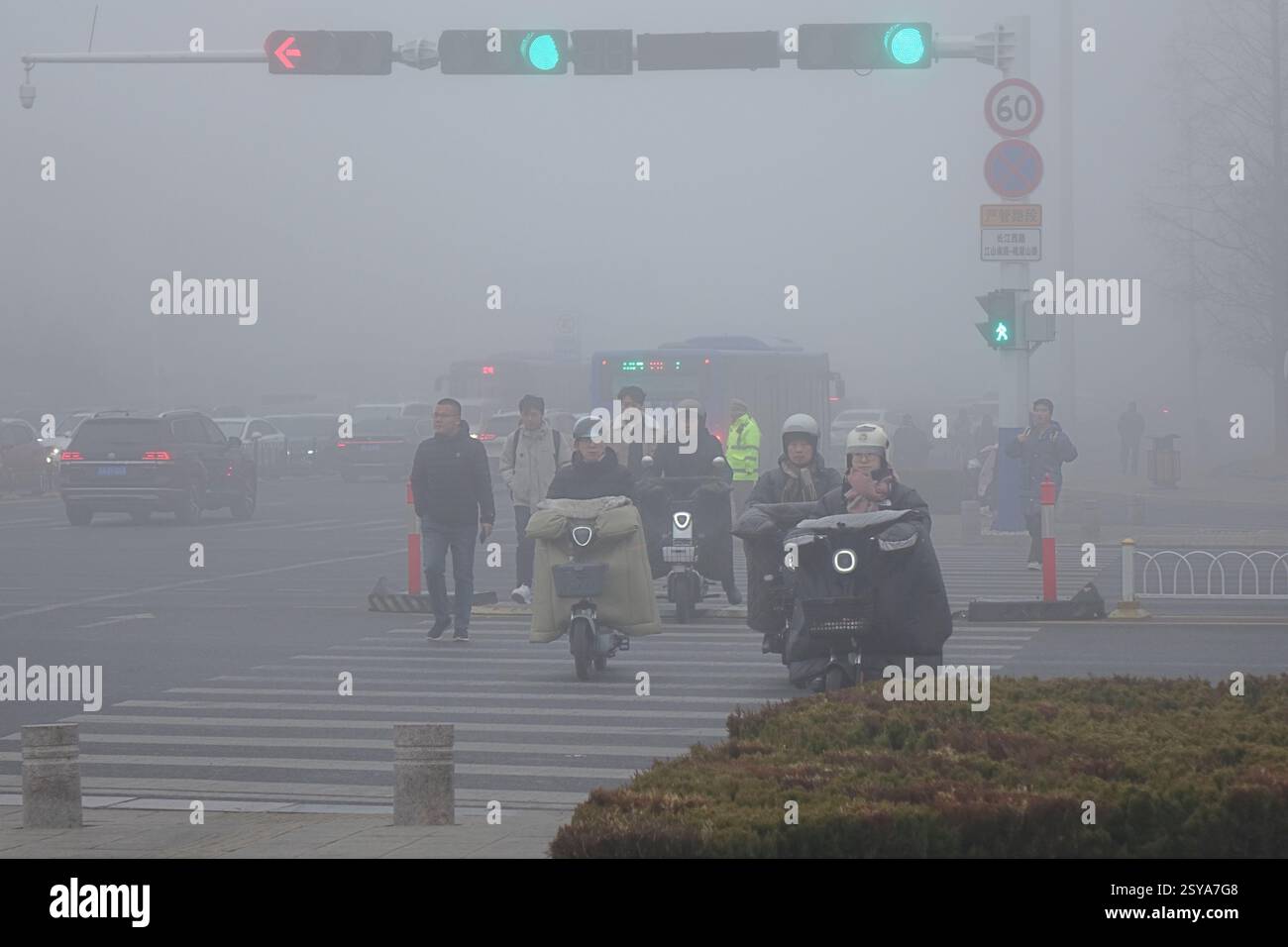 QINGDAO, CHINA - 28. FEBRUAR 2025 - Bürger fahren im Nebel in Qingdao, Provinz Shandong, China, 28. Februar 2025. Stockfoto
