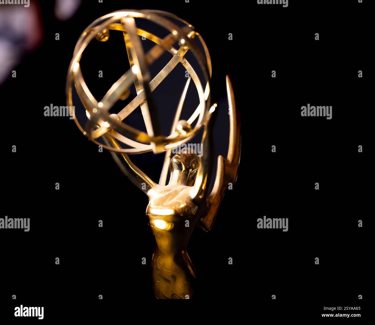Emmy Award Trophäe - Nahaufnahme einer regionalen Statue, die von der Mittelatlantischen Abteilung der National Academy of Television Arts and Sciences weiß verliehen wurde Stockfoto