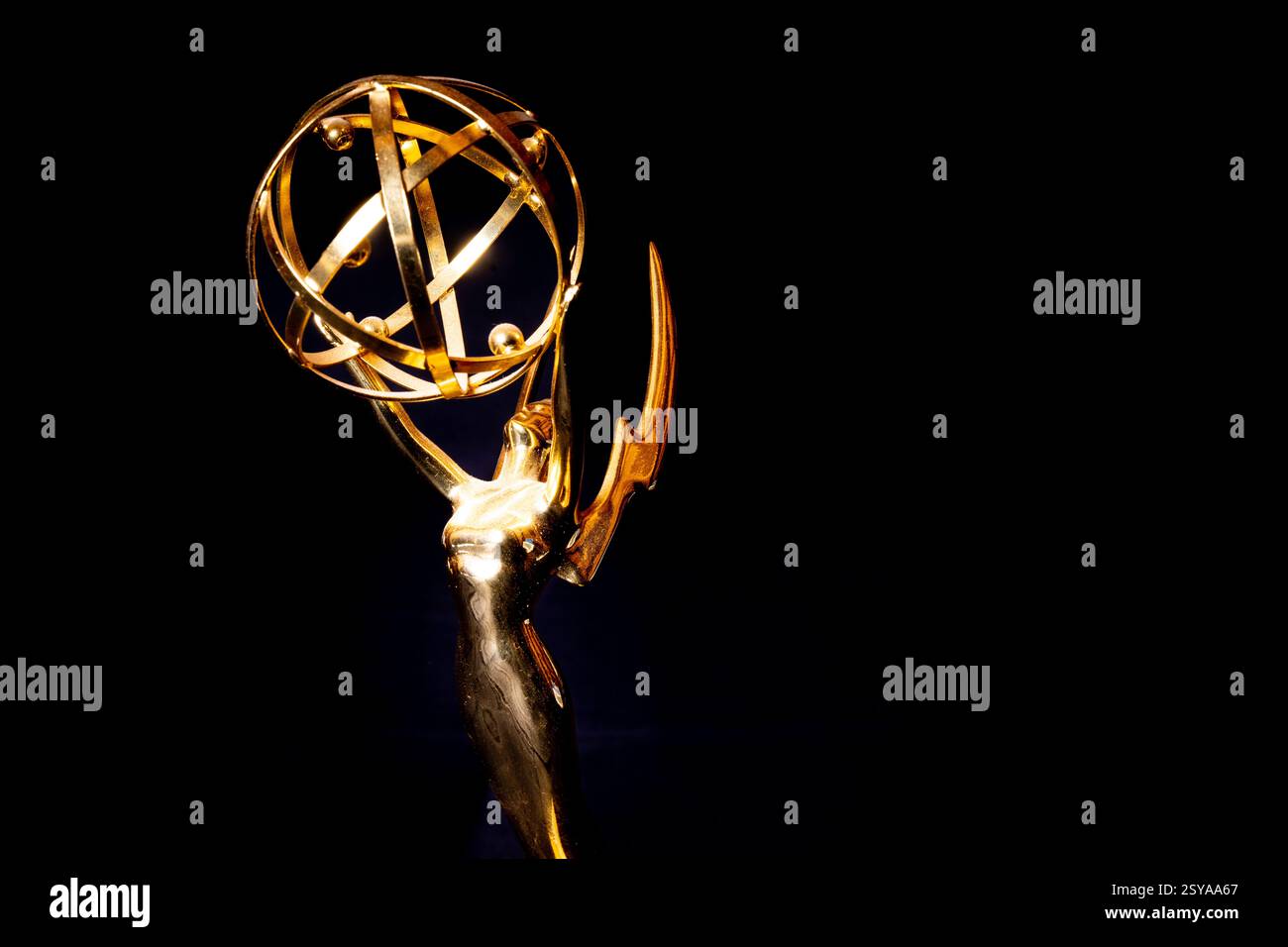 Emmy Award Trophäe - Nahaufnahme einer regionalen Statue, die von der Mittelatlantischen Abteilung der National Academy of Television Arts and Sciences weiß verliehen wurde Stockfoto