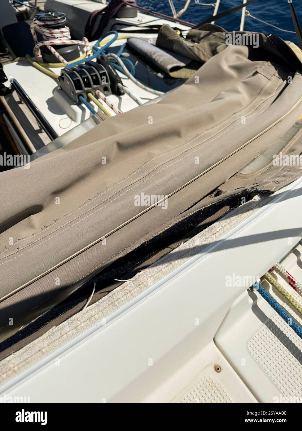 Segelausrüstung zeigt Verschleiß an einem sonnigen Tag auf See Stockfoto