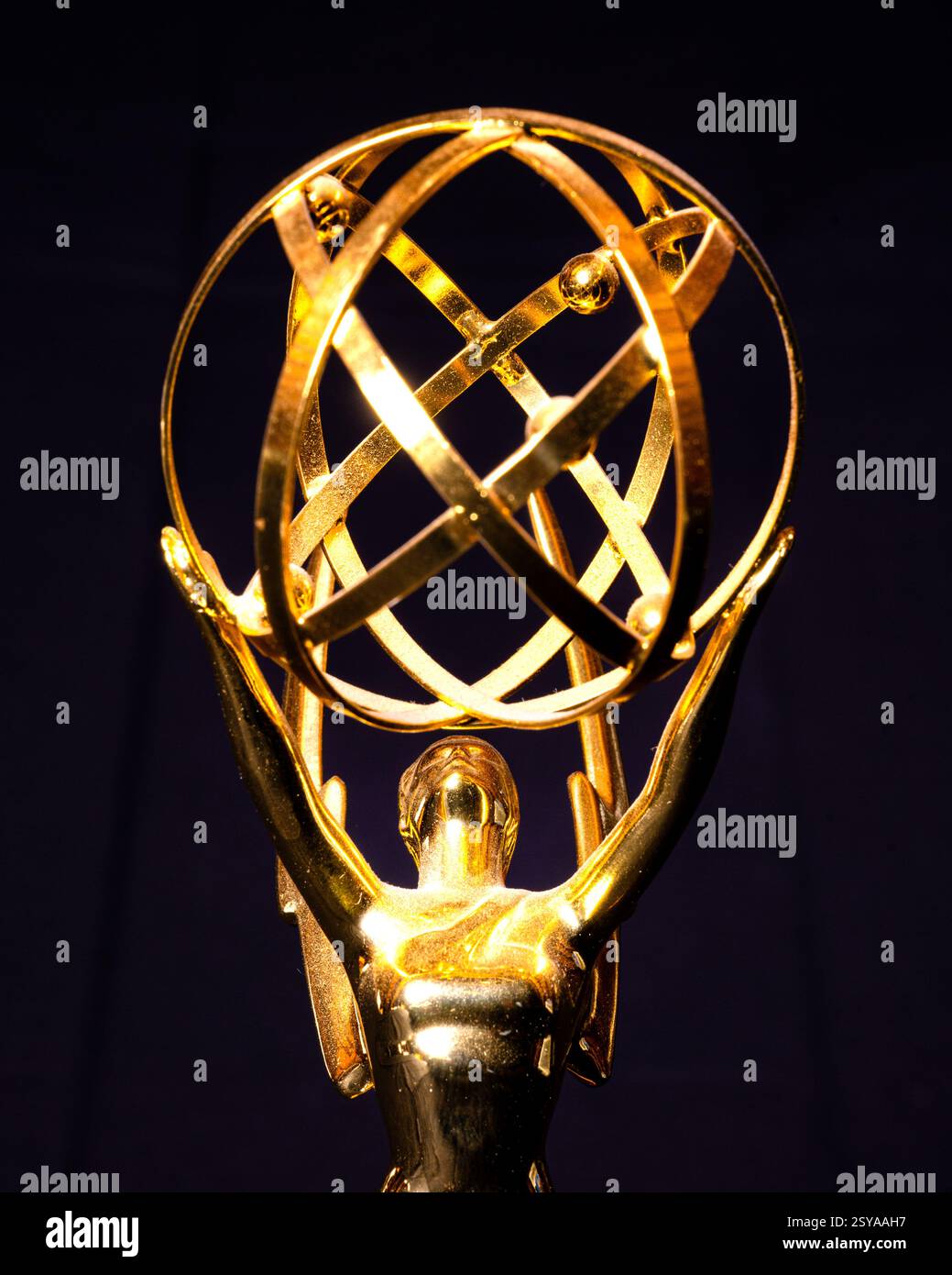Emmy Award Trophäe - Nahaufnahme einer regionalen Statue, die von der Mittelatlantischen Abteilung der National Academy of Television Arts and Sciences weiß verliehen wurde Stockfoto