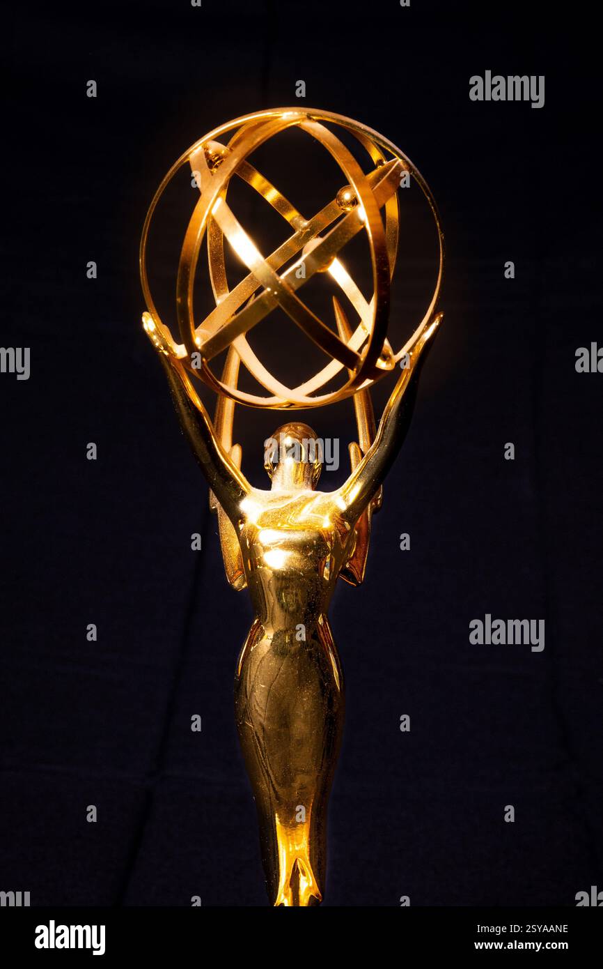 Emmy Award Trophäe - Nahaufnahme einer regionalen Statue, die von der Mittelatlantischen Abteilung der National Academy of Television Arts and Sciences weiß verliehen wurde Stockfoto