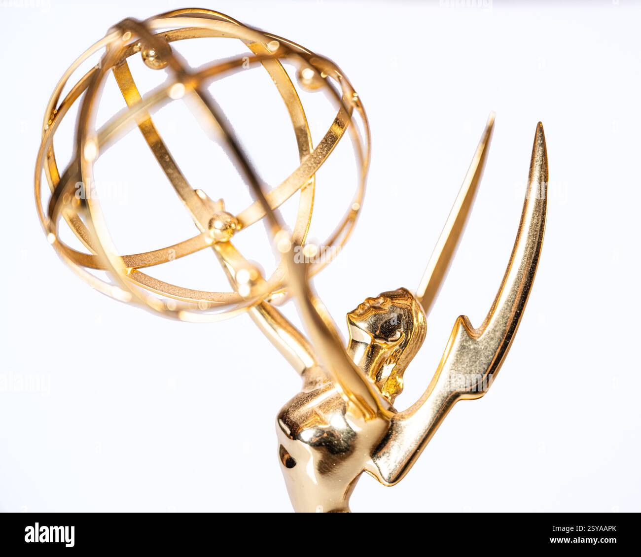 Emmy Award Trophäe - Nahaufnahme einer regionalen Statue, die von der Mittelatlantischen Abteilung der National Academy of Television Arts and Sciences weiß verliehen wurde Stockfoto