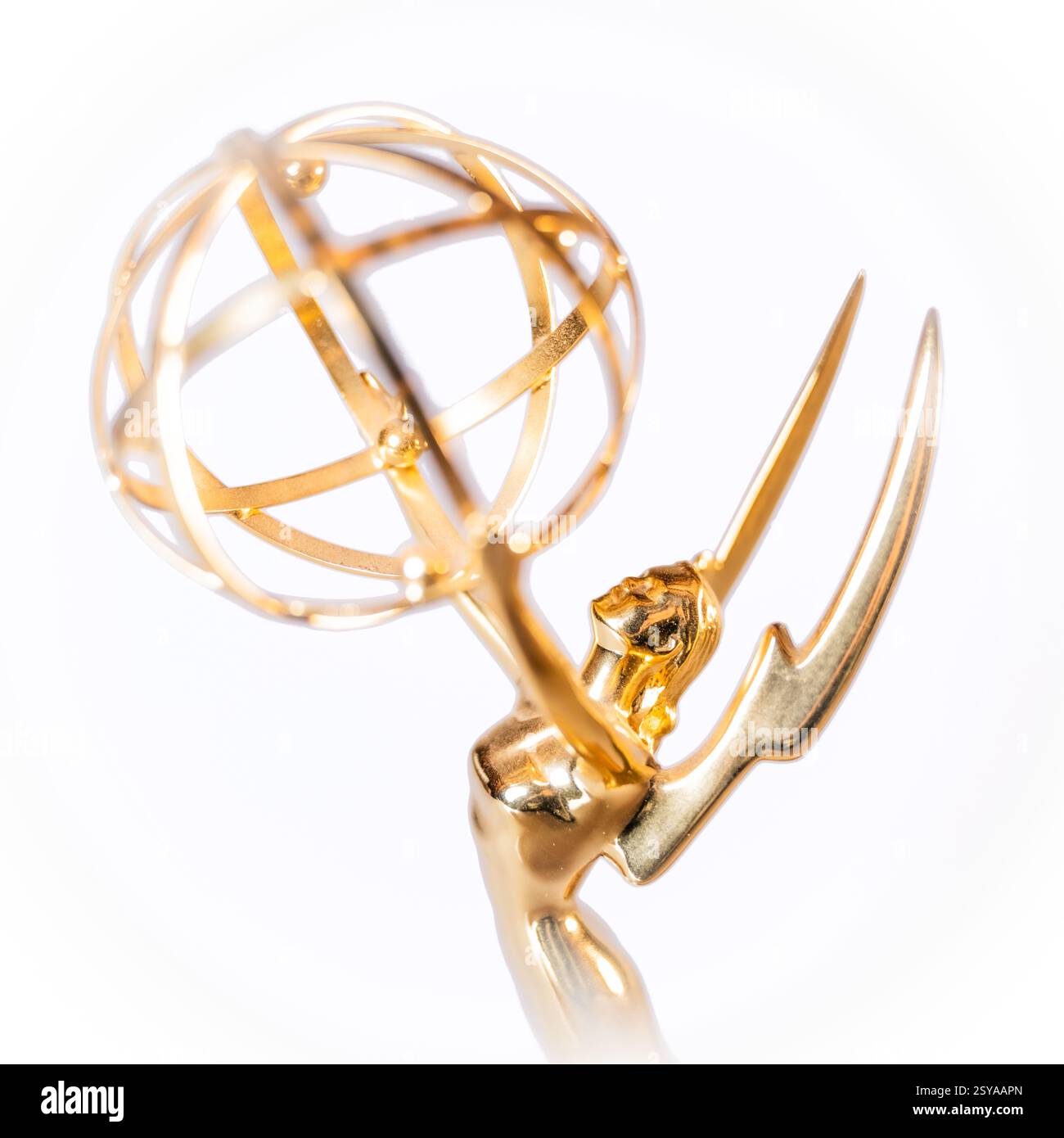 Emmy Award Trophäe - Nahaufnahme einer regionalen Statue, die von der Mittelatlantischen Abteilung der National Academy of Television Arts and Sciences weiß verliehen wurde Stockfoto