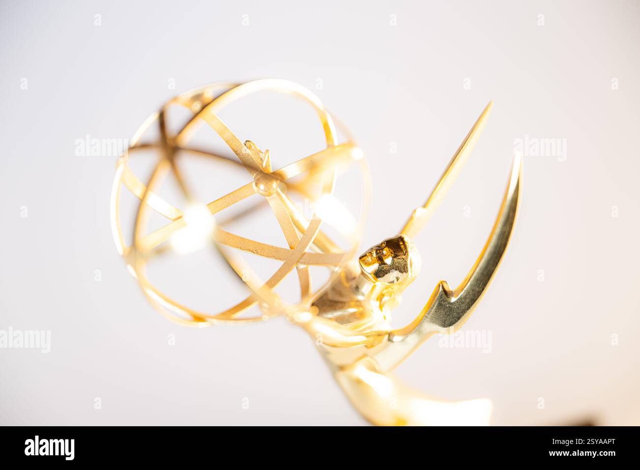 Emmy Award Trophäe - Nahaufnahme einer regionalen Statue, die von der Mittelatlantischen Abteilung der National Academy of Television Arts and Sciences weiß verliehen wurde Stockfoto