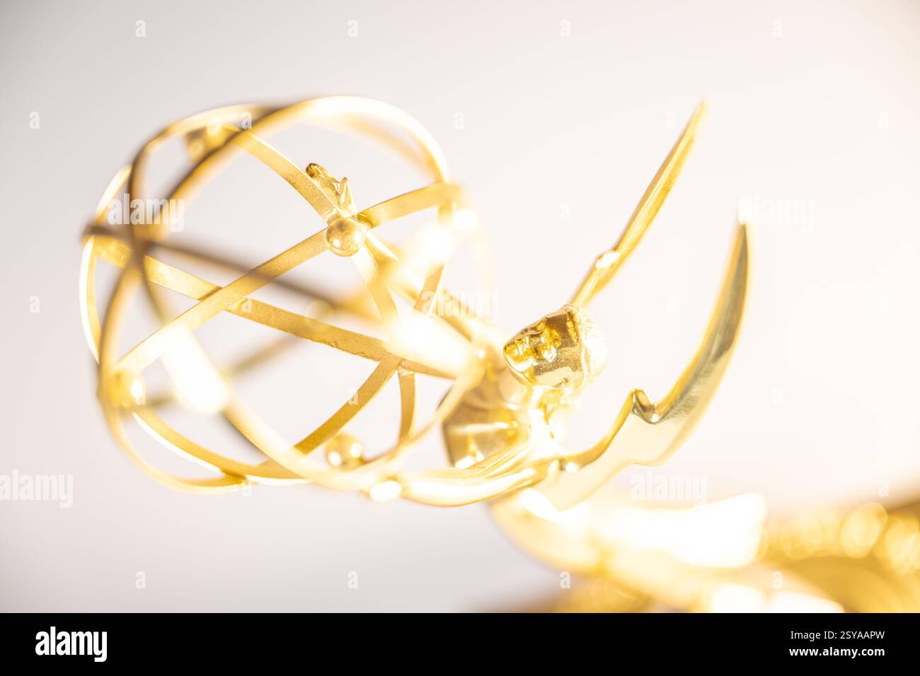 Emmy Award Trophäe - Nahaufnahme einer regionalen Statue, die von der Mittelatlantischen Abteilung der National Academy of Television Arts and Sciences weiß verliehen wurde Stockfoto