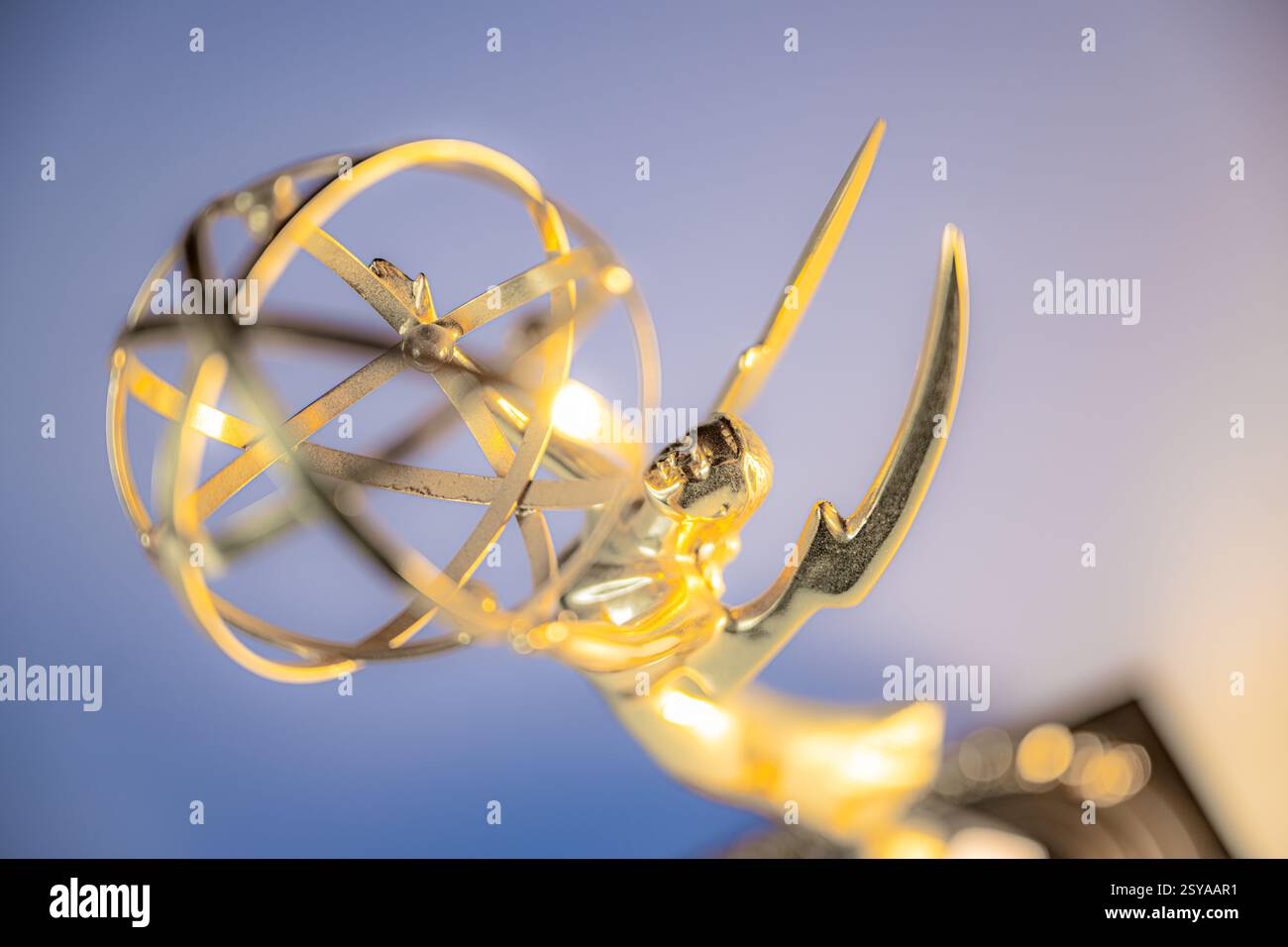 Emmy Award Trophäe - Nahaufnahme einer regionalen Statue, die von der Mittelatlantischen Abteilung der National Academy of Television Arts and Sciences weiß verliehen wurde Stockfoto