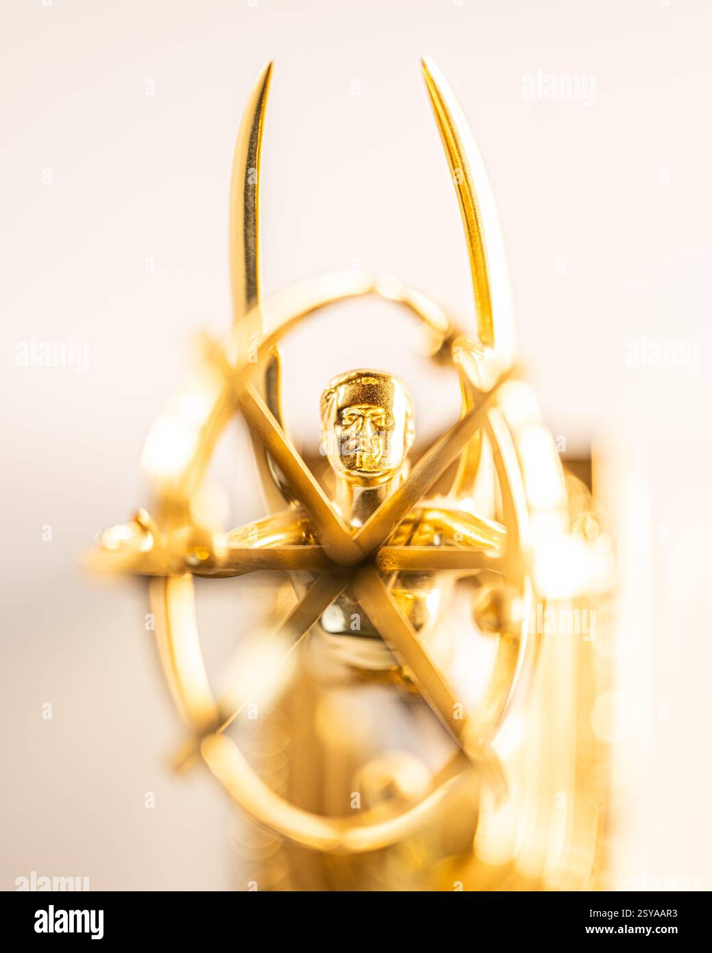 Emmy Award Trophäe - Nahaufnahme einer regionalen Statue, die von der Mittelatlantischen Abteilung der National Academy of Television Arts and Sciences weiß verliehen wurde Stockfoto