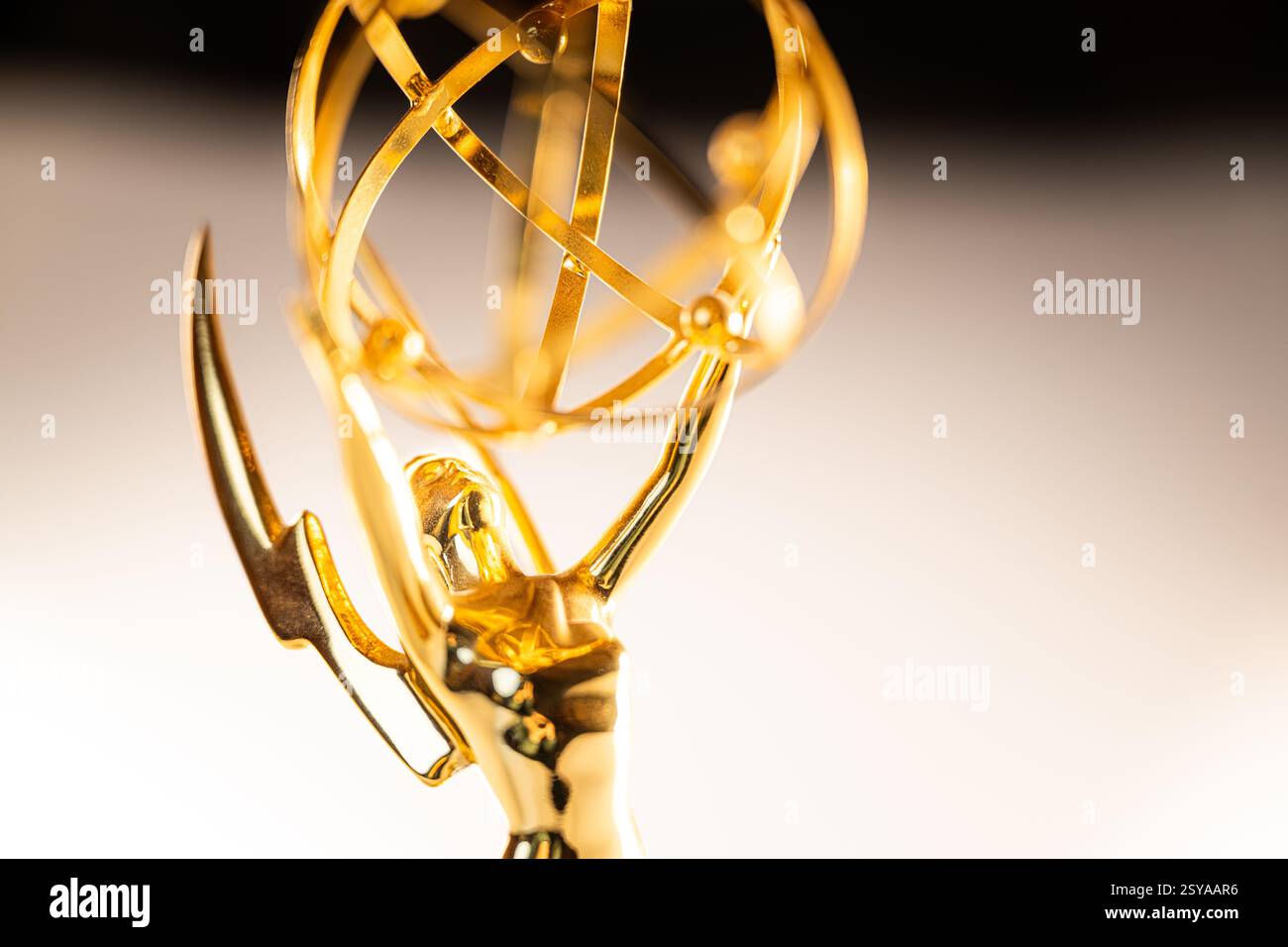 Emmy Award Trophäe - Nahaufnahme einer regionalen Statue, die von der Mittelatlantischen Abteilung der National Academy of Television Arts and Sciences weiß verliehen wurde Stockfoto