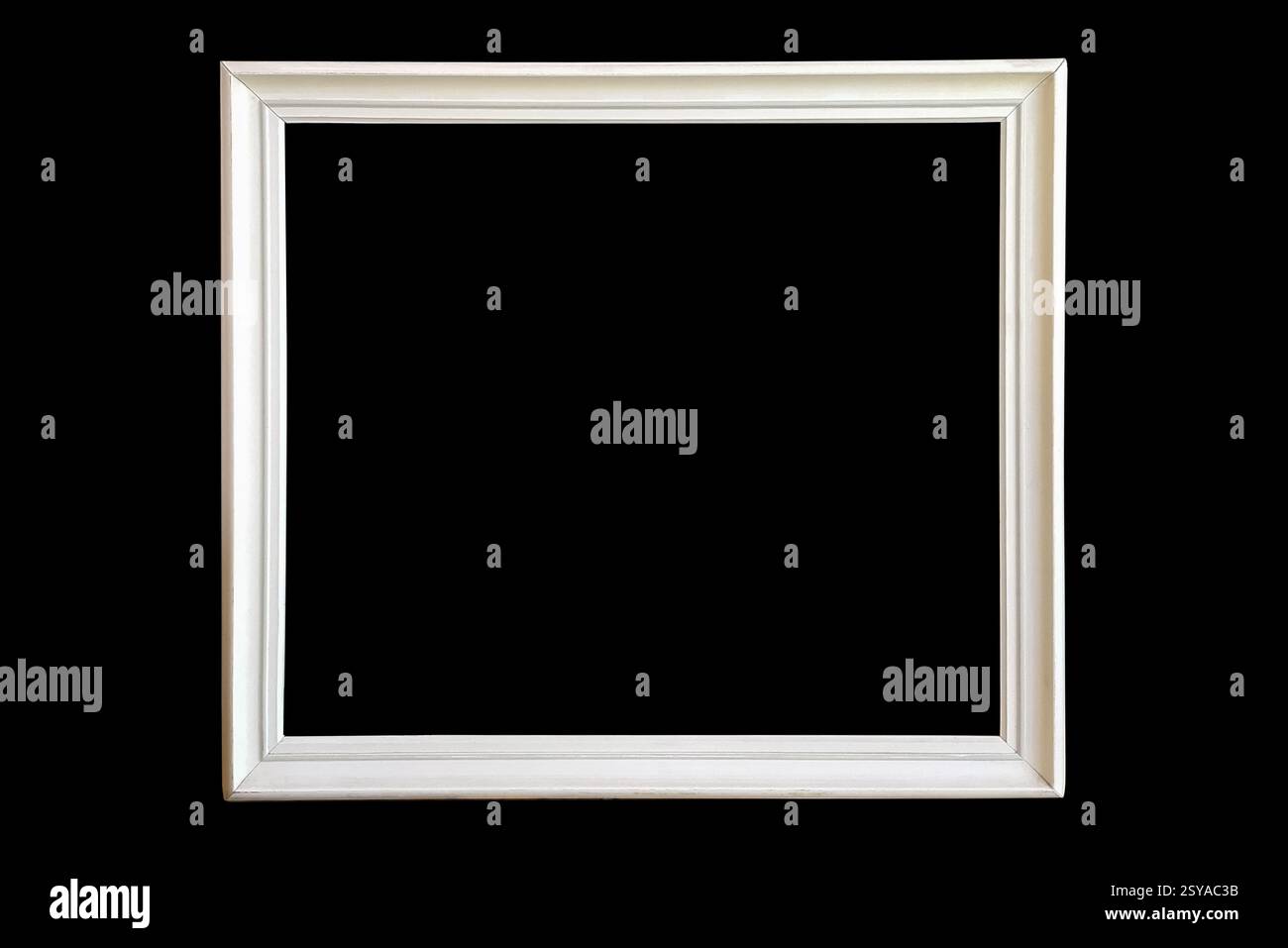 Weißer Holzrahmen minimales leeres Brett sauber isolierter schwarzer Hintergrund Clip ordentlich minimalistisch modern Stockfoto