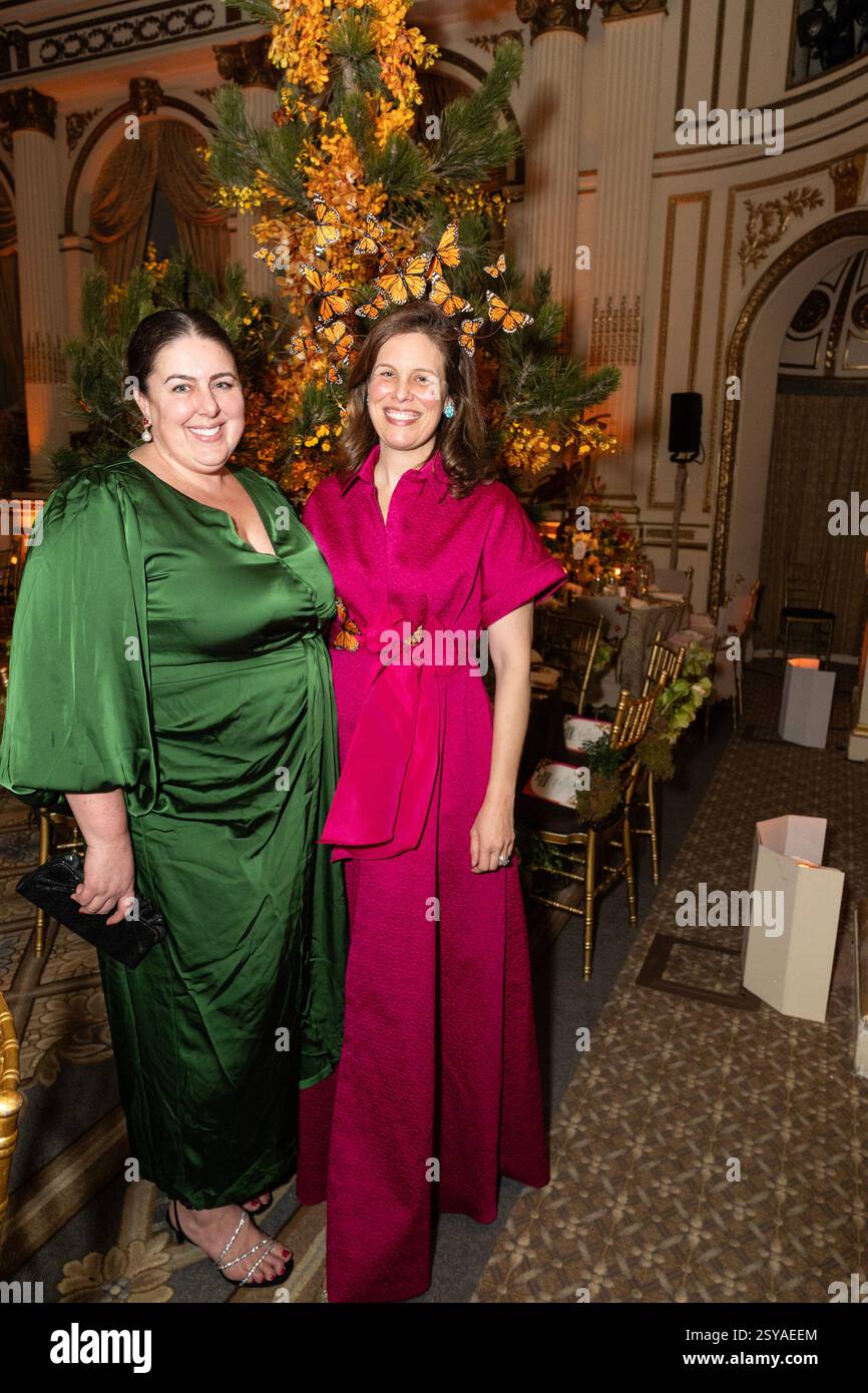 New York, USA. Februar 2025. Lilly Armstrong und Christina Koether posieren neben dem Herzstück, das sie für das New York Botanical Garden Dinner kreiert haben, um die Orchid Show: Mexican Modernism am 27. Februar 2025 auf der Plaza in New York zu feiern. (Foto: Lev Radin/SIPA USA) Credit: SIPA USA/Alamy Live News Stockfoto