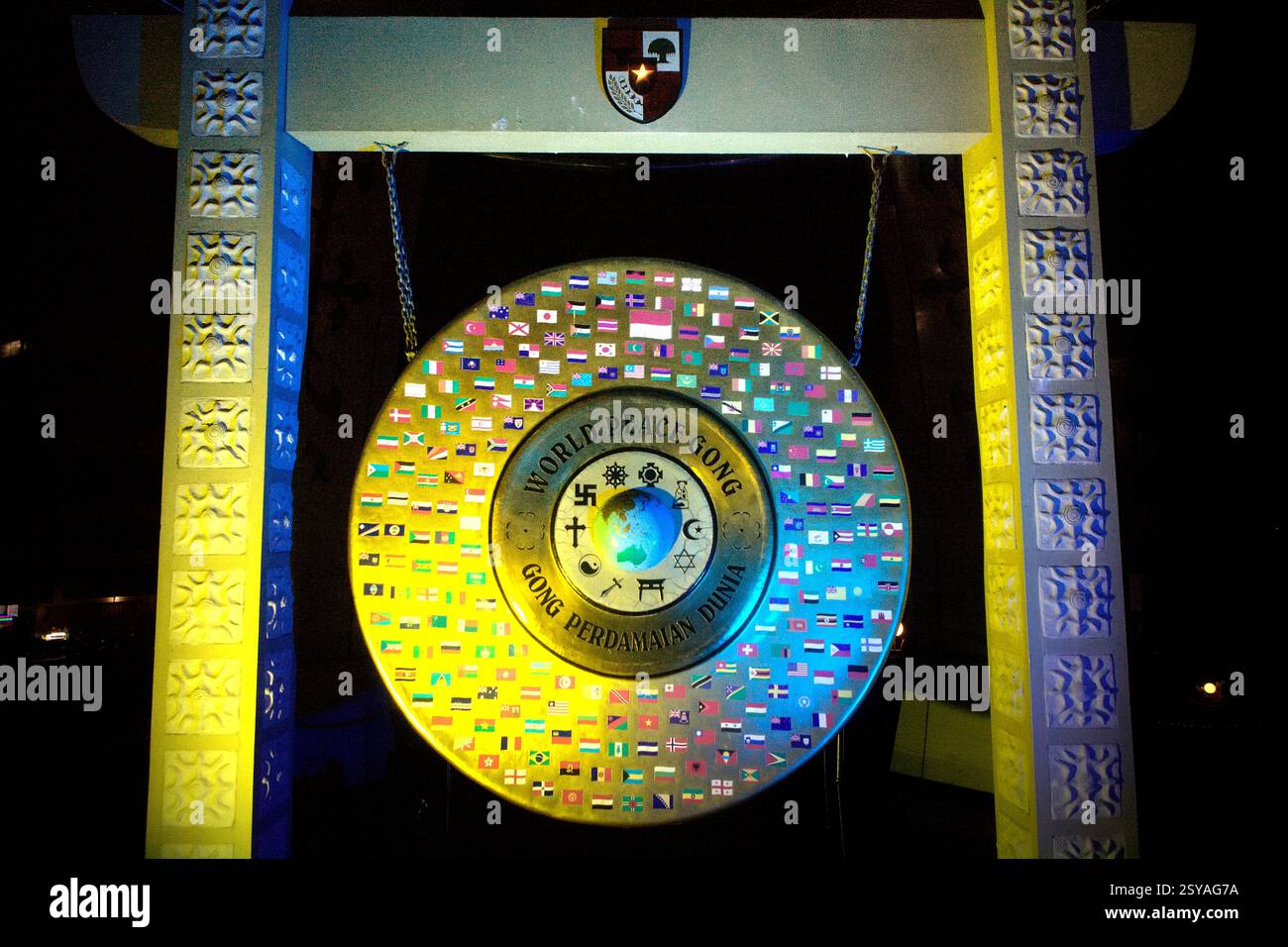 Der World Peace Gong in Ambon, Central Maluku, Maluku, Indonesien. Stockfoto