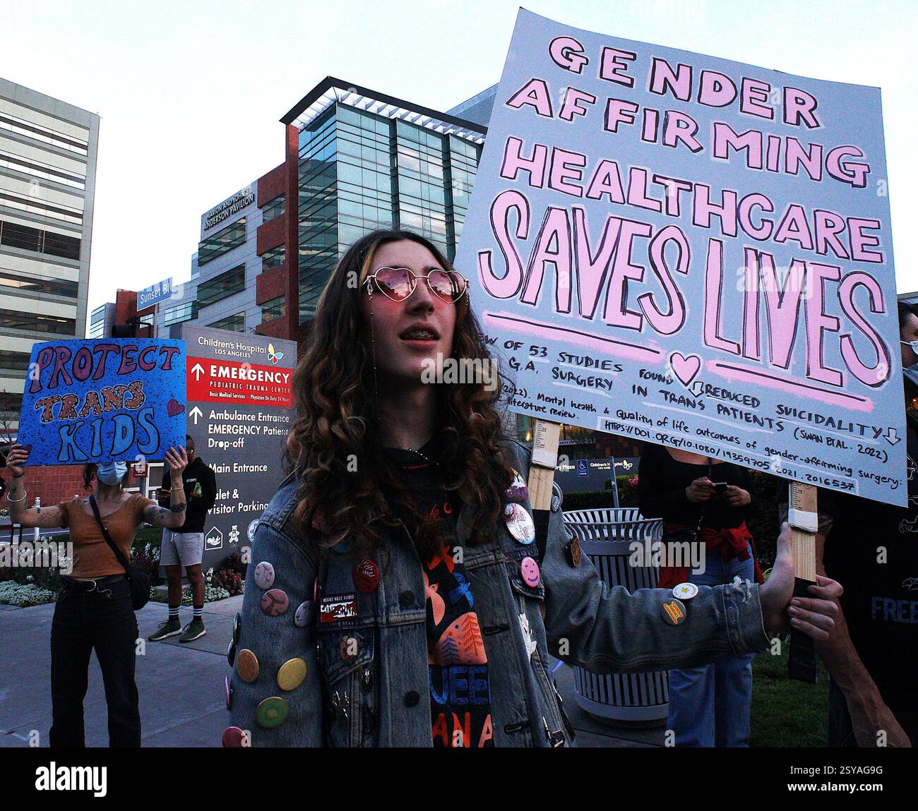 Februar 2025, Los Angeles, Kalifornien, Protect Trans Youth, märz wurde in Los Angeles organisiert, um die Transjugend zu schützen und gegen die jüngste Exekutivverordnung von Präsident Donald Trump zu protestieren, die darauf abzielte, die geschlechtsspezifische Betreuung von Jugendlichen unter 19 Jahren zu verbieten. Der marsch richtete sich an das Children's Hospital Los Angeles, das als Reaktion auf die Anordnung der Exekutive zunächst die Bereitstellung geschlechtsbestätigender Gesundheitsversorgung für neue Patienten unterbrach. Stockfoto