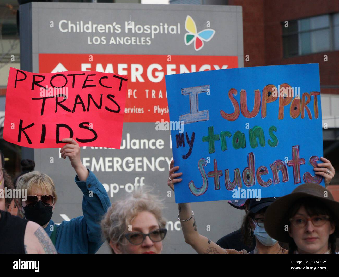 Februar 2025, Los Angeles, Kalifornien, Protect Trans Youth, märz wurde in Los Angeles organisiert, um die Transjugend zu schützen und gegen die jüngste Exekutivverordnung von Präsident Donald Trump zu protestieren, die darauf abzielte, die geschlechtsspezifische Betreuung von Jugendlichen unter 19 Jahren zu verbieten. Der marsch richtete sich an das Children's Hospital Los Angeles, das als Reaktion auf die Anordnung der Exekutive zunächst die Bereitstellung geschlechtsbestätigender Gesundheitsversorgung für neue Patienten unterbrach. Stockfoto