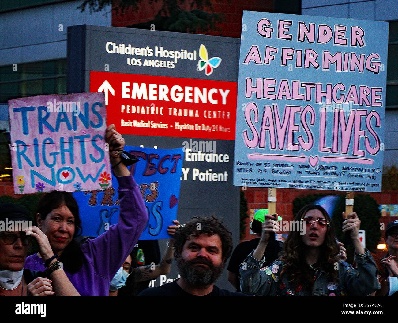 Februar 2025, Los Angeles, Kalifornien, Protect Trans Youth, märz wurde in Los Angeles organisiert, um die Transjugend zu schützen und gegen die jüngste Exekutivverordnung von Präsident Donald Trump zu protestieren, die darauf abzielte, die geschlechtsspezifische Betreuung von Jugendlichen unter 19 Jahren zu verbieten. Der marsch richtete sich an das Children's Hospital Los Angeles, das als Reaktion auf die Anordnung der Exekutive zunächst die Bereitstellung geschlechtsbestätigender Gesundheitsversorgung für neue Patienten unterbrach. Stockfoto