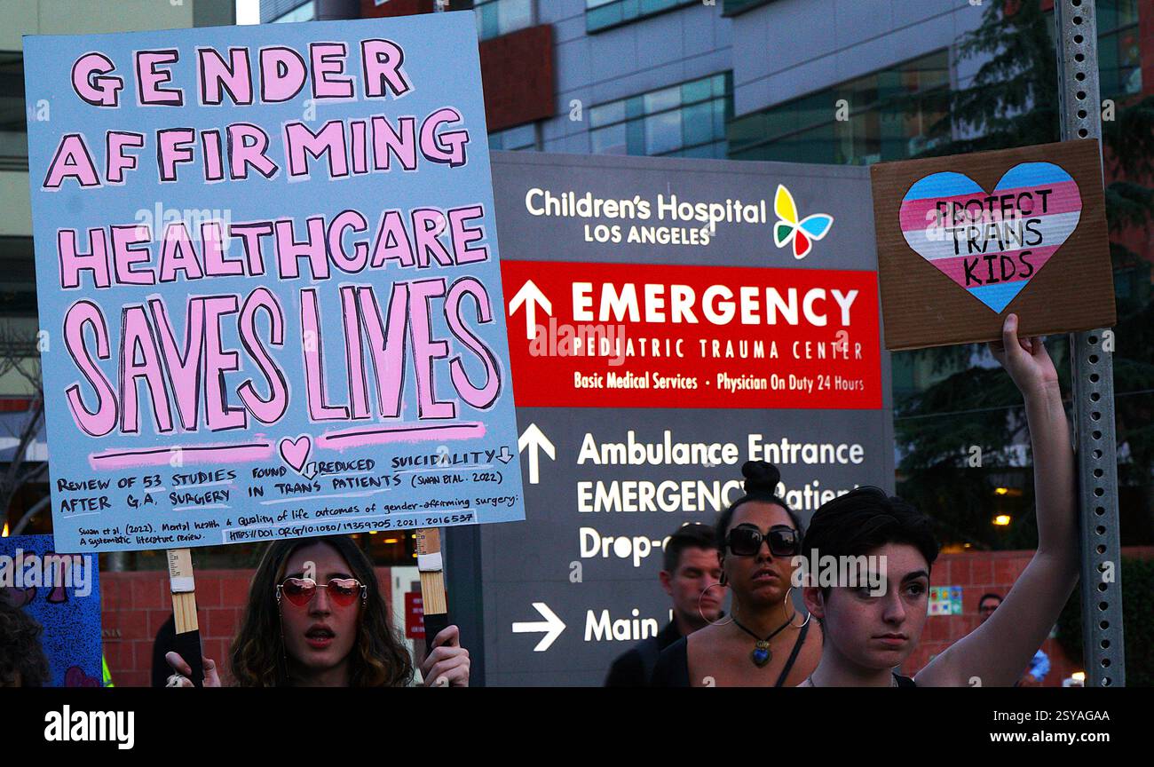 Februar 2025, Los Angeles, Kalifornien, Protect Trans Youth, märz wurde in Los Angeles organisiert, um die Transjugend zu schützen und gegen die jüngste Exekutivverordnung von Präsident Donald Trump zu protestieren, die darauf abzielte, die geschlechtsspezifische Betreuung von Jugendlichen unter 19 Jahren zu verbieten. Der marsch richtete sich an das Children's Hospital Los Angeles, das als Reaktion auf die Anordnung der Exekutive zunächst die Bereitstellung geschlechtsbestätigender Gesundheitsversorgung für neue Patienten unterbrach. Stockfoto