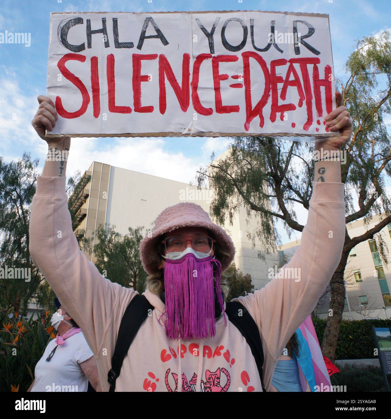 Februar 2025, Los Angeles, Kalifornien, Protect Trans Youth, märz wurde in Los Angeles organisiert, um die Transjugend zu schützen und gegen die jüngste Exekutivverordnung von Präsident Donald Trump zu protestieren, die darauf abzielte, die geschlechtsspezifische Betreuung von Jugendlichen unter 19 Jahren zu verbieten. Der marsch richtete sich an das Children's Hospital Los Angeles, das als Reaktion auf die Anordnung der Exekutive zunächst die Bereitstellung geschlechtsbestätigender Gesundheitsversorgung für neue Patienten unterbrach. Stockfoto