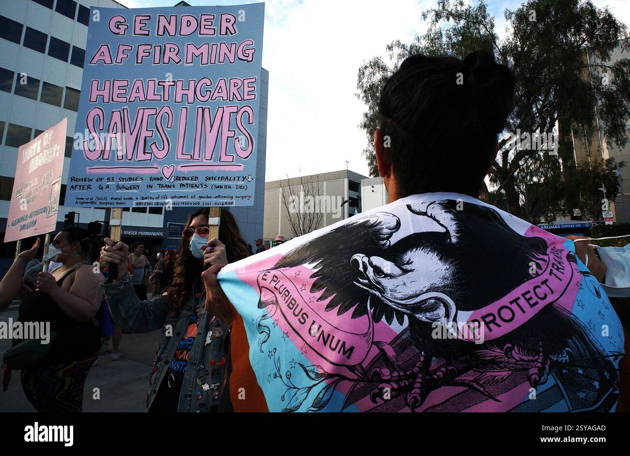 Februar 2025, Los Angeles, Kalifornien, Protect Trans Youth, märz wurde in Los Angeles organisiert, um die Transjugend zu schützen und gegen die jüngste Exekutivverordnung von Präsident Donald Trump zu protestieren, die darauf abzielte, die geschlechtsspezifische Betreuung von Jugendlichen unter 19 Jahren zu verbieten. Der marsch richtete sich an das Children's Hospital Los Angeles, das als Reaktion auf die Anordnung der Exekutive zunächst die Bereitstellung geschlechtsbestätigender Gesundheitsversorgung für neue Patienten unterbrach. Stockfoto
