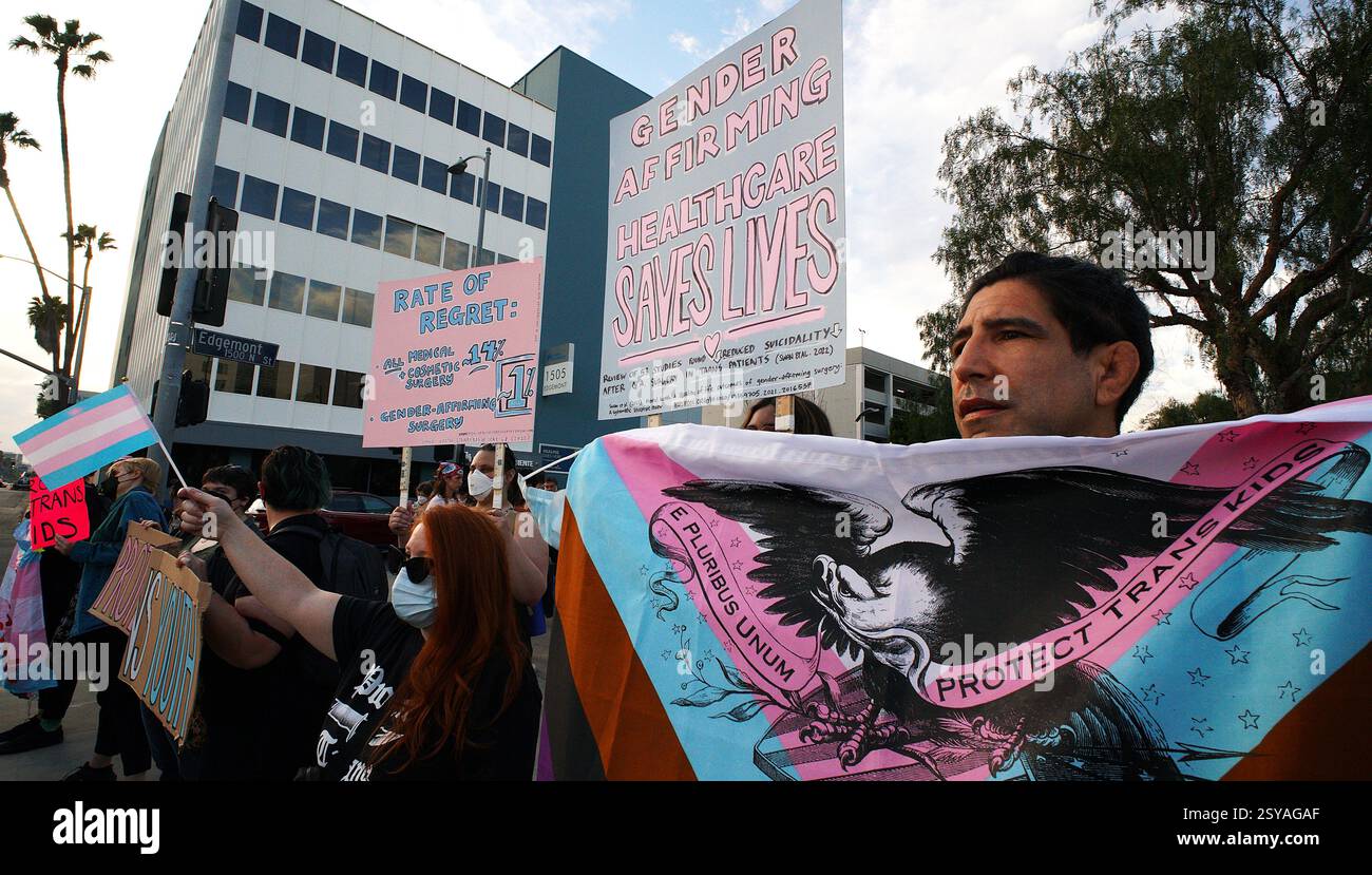 Februar 2025, Los Angeles, Kalifornien, Protect Trans Youth, märz wurde in Los Angeles organisiert, um die Transjugend zu schützen und gegen die jüngste Exekutivverordnung von Präsident Donald Trump zu protestieren, die darauf abzielte, die geschlechtsspezifische Betreuung von Jugendlichen unter 19 Jahren zu verbieten. Der marsch richtete sich an das Children's Hospital Los Angeles, das als Reaktion auf die Anordnung der Exekutive zunächst die Bereitstellung geschlechtsbestätigender Gesundheitsversorgung für neue Patienten unterbrach. Stockfoto