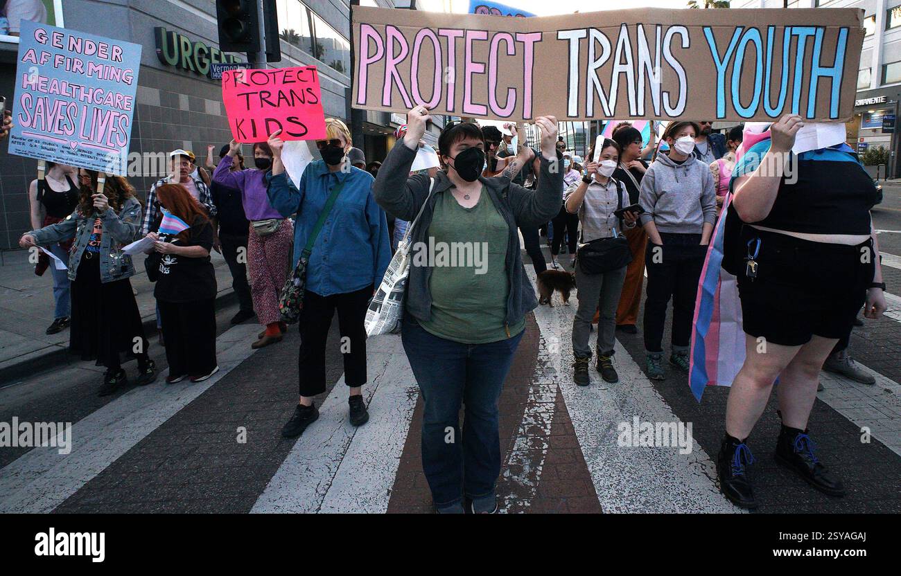 Februar 2025, Los Angeles, Kalifornien, Protect Trans Youth, märz wurde in Los Angeles organisiert, um die Transjugend zu schützen und gegen die jüngste Exekutivverordnung von Präsident Donald Trump zu protestieren, die darauf abzielte, die geschlechtsspezifische Betreuung von Jugendlichen unter 19 Jahren zu verbieten. Der marsch richtete sich an das Children's Hospital Los Angeles, das als Reaktion auf die Anordnung der Exekutive zunächst die Bereitstellung geschlechtsbestätigender Gesundheitsversorgung für neue Patienten unterbrach. Stockfoto