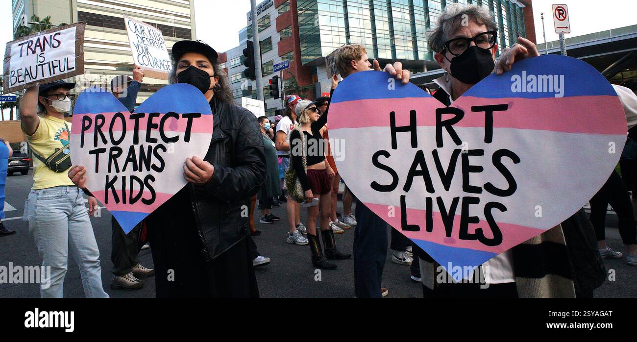 Februar 2025, Los Angeles, Kalifornien, Protect Trans Youth, märz wurde in Los Angeles organisiert, um die Transjugend zu schützen und gegen die jüngste Exekutivverordnung von Präsident Donald Trump zu protestieren, die darauf abzielte, die geschlechtsspezifische Betreuung von Jugendlichen unter 19 Jahren zu verbieten. Der marsch richtete sich an das Children's Hospital Los Angeles, das als Reaktion auf die Anordnung der Exekutive zunächst die Bereitstellung geschlechtsbestätigender Gesundheitsversorgung für neue Patienten unterbrach. Stockfoto
