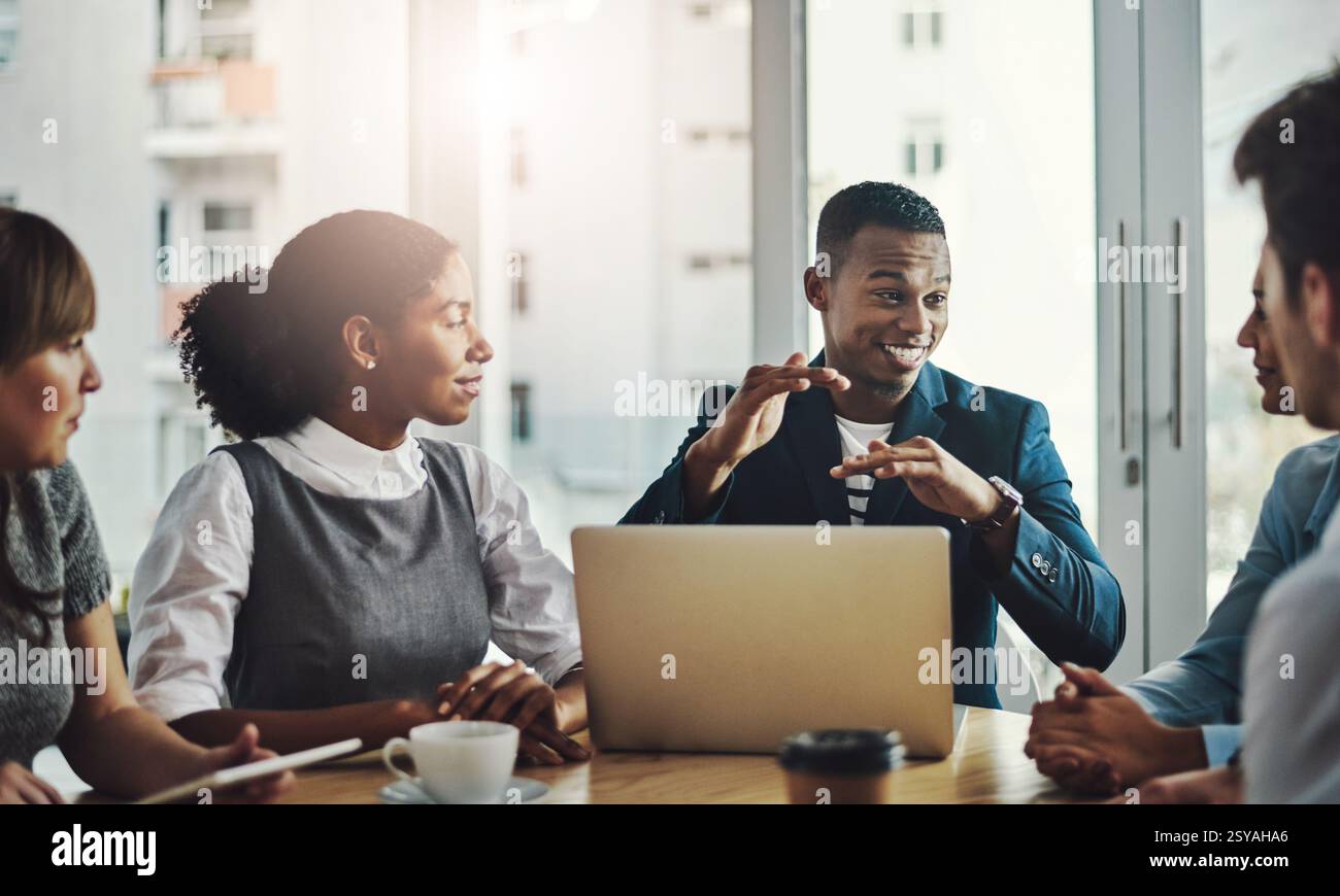 Laptop, Besprechung und Planung mit Geschäftsleuten im Büro für Wachstumsanalytiker, Chancen oder Ideen. Berater, Kennzahlenbericht und Berater mit Stockfoto