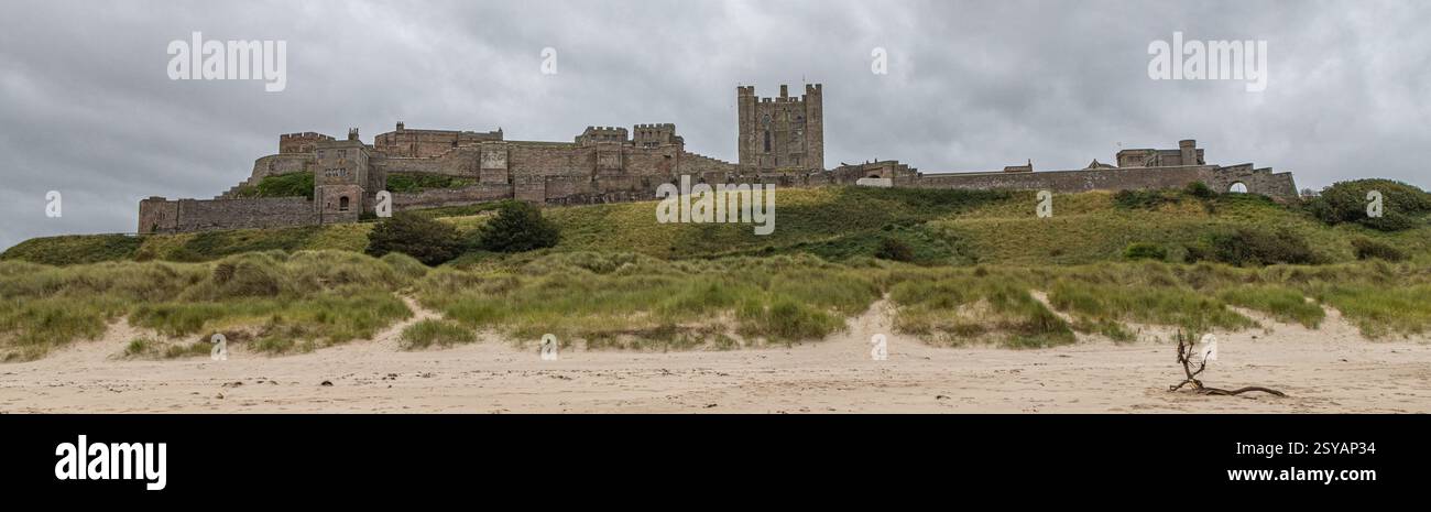 Bamburgh Castle vom Strand aus gesehen Stockfoto