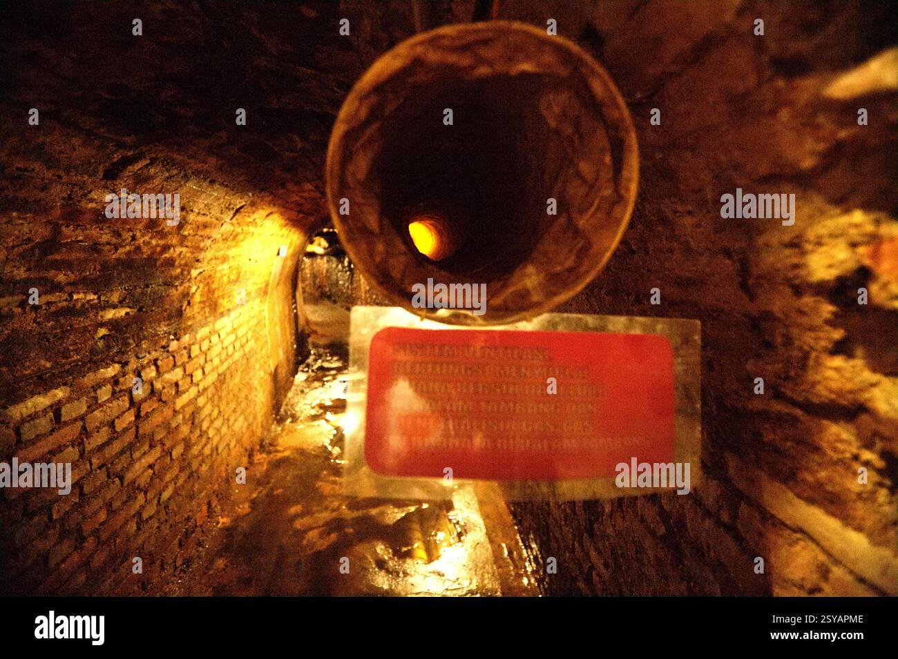 Eine Leitung, die früher frische Luft in den unterirdischen Kohlebergbau-Tunnel in Sawahlunto, einer ehemaligen Kohlebergbaustadt in West Sumatra, Indonesien, lieferte. Stockfoto