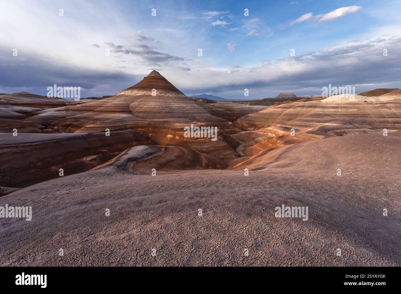 Ein atemberaubender Blick auf die Bentonitformationen von Hanksville in Utah, USA. Die Landschaft bietet farbenfrohe, geschichtete Erdformationen unter einer riesigen Dramati Stockfoto