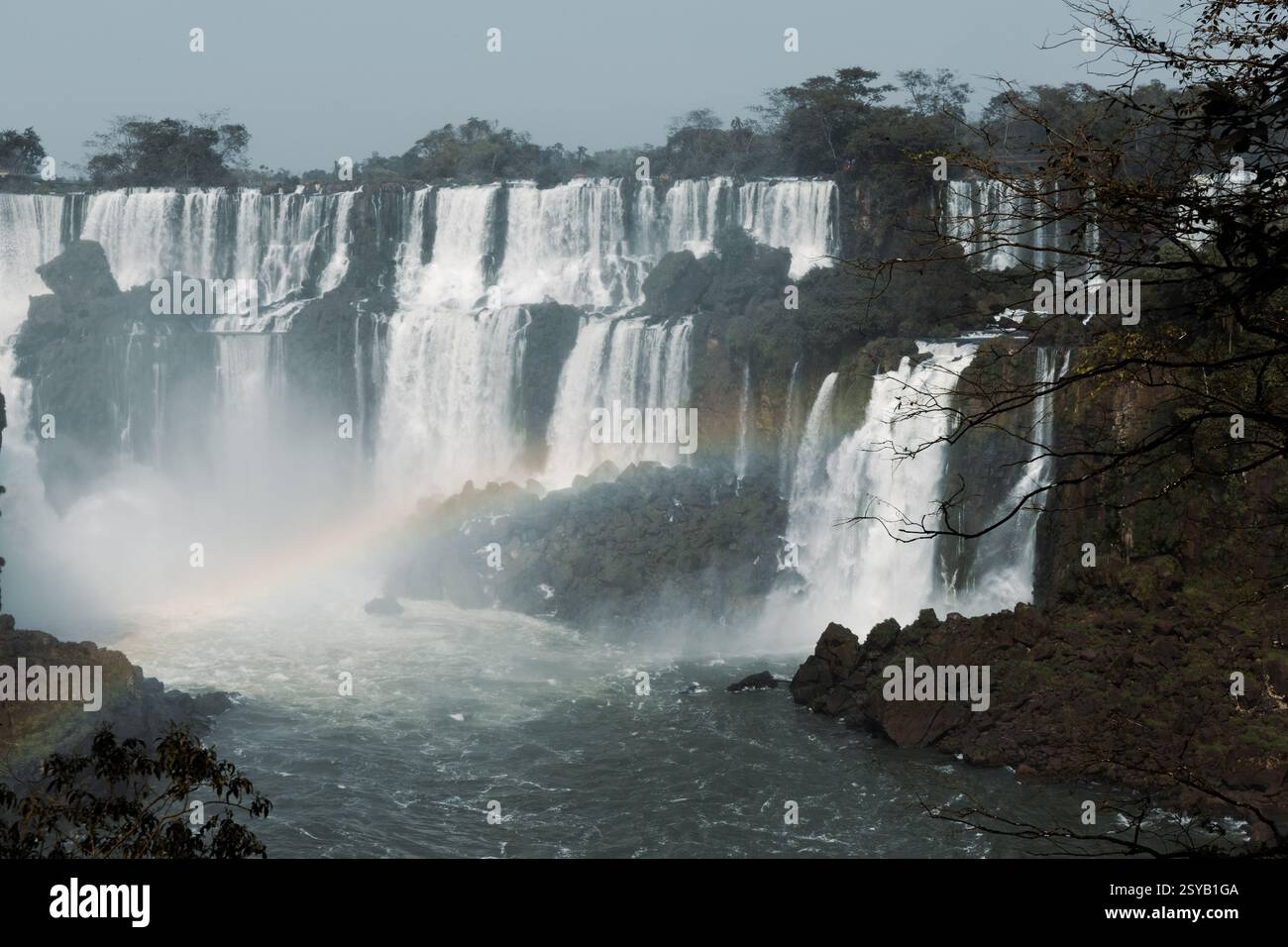 Atemberaubendes Bild der mächtigen Kaskaden der Iguazu-Fälle, umgeben von üppigem Grün in Argentinien. Stockfoto