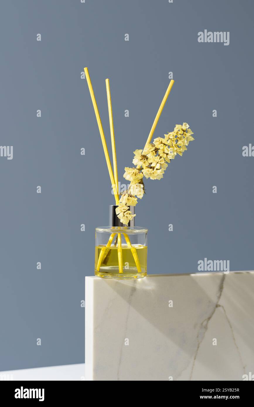 Ein aromatischer Glasdiffusor mit Schilfstäben mit erfrischendem Zitronen- und Blumenmotiv. Perfekt für Wohnkultur und Aromatherapie, mit einem Hauch von Stockfoto