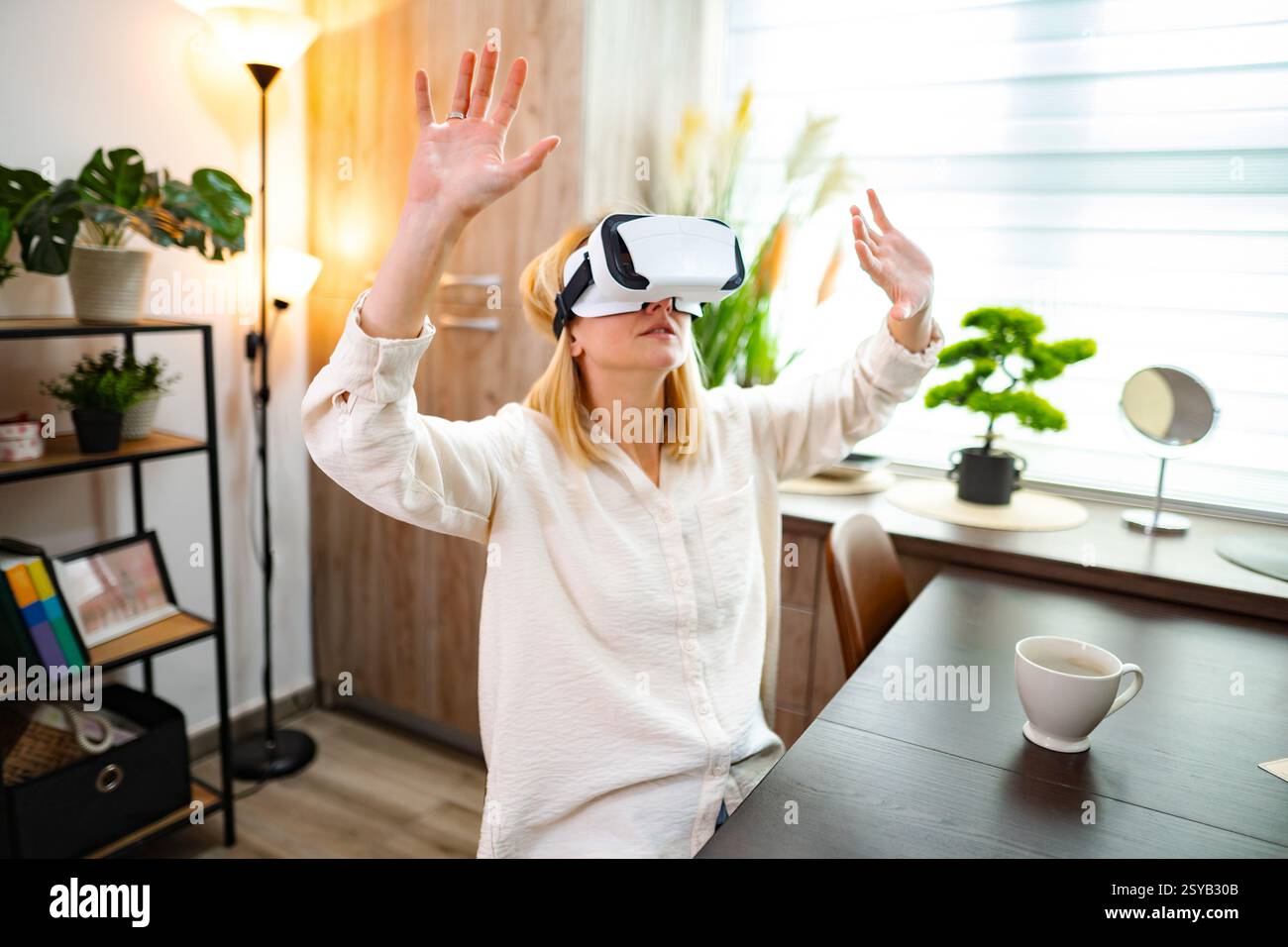 Entdecken Sie neue Welten durch virtuelle Realität, während Sie zu Hause sitzen Stockfoto