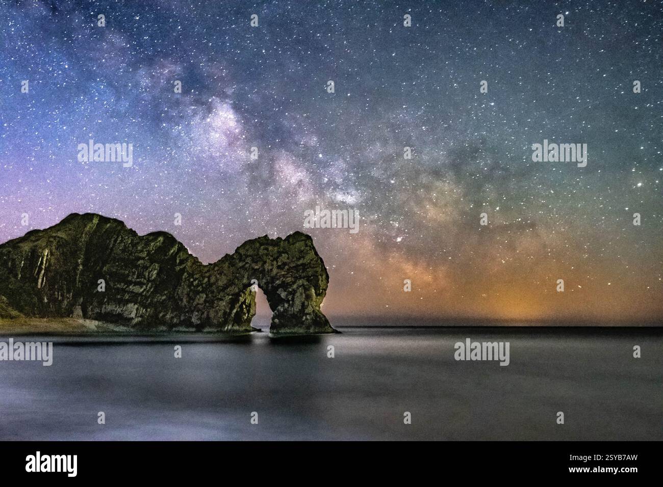 Durdle Door, Dorset, Großbritannien. Februar 2025. Wetter in Großbritannien. Der galaktische Kern der Milchstraße leuchtet am letzten Tag des meteorologischen Winters hell im klaren Winterhimmel über Durdle Door in Dorset Stockfoto