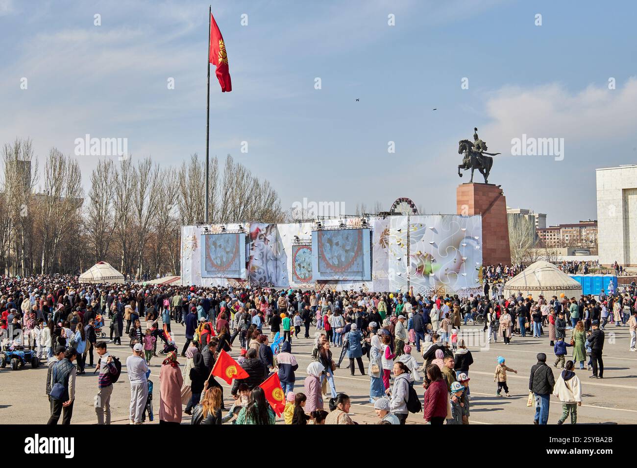 Nooruz-Feier, Menschenmenge auf dem Ala-Too Stadtplatz. Feiertag, der die Ankunft des Frühlings und Neujahrs nach astronomischem Sonnenkalender feiert. Bischkek, Kirgisistan - 21. März 2023 Stockfoto