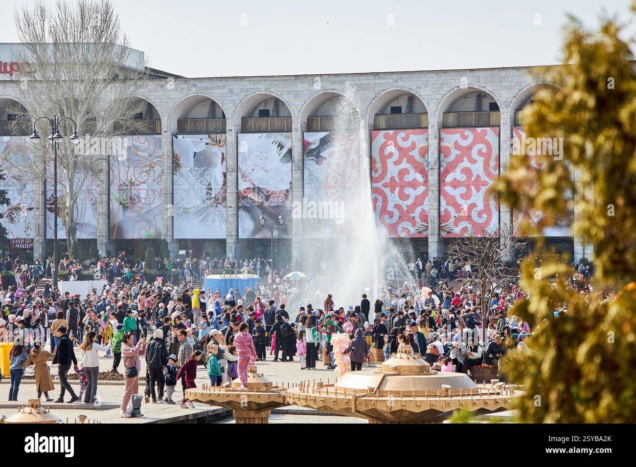 Nooruz-Feier, Menschenmenge auf dem Ala-Too Stadtplatz. Feiertag, der die Ankunft des Frühlings und Neujahrs nach astronomischem Sonnenkalender feiert. Bischkek, Kirgisistan - 21. März 2023 Stockfoto