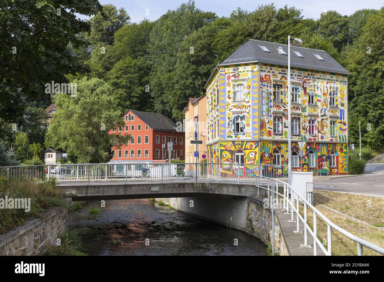 Sebnitzbach and Fisherman Art House, Sebnitz, Sachsen, Deutschland, Europa Stockfoto