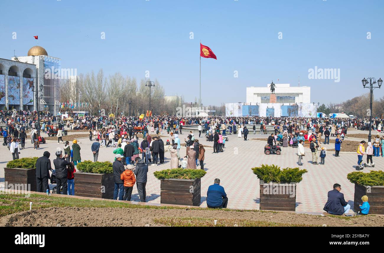 Nooruz-Feier, Menschenmenge auf dem Ala-Too Stadtplatz. Feiertag, der die Ankunft des Frühlings und Neujahrs nach astronomischem Sonnenkalender feiert. Bischkek, Kirgisistan - 21. März 2023 Stockfoto