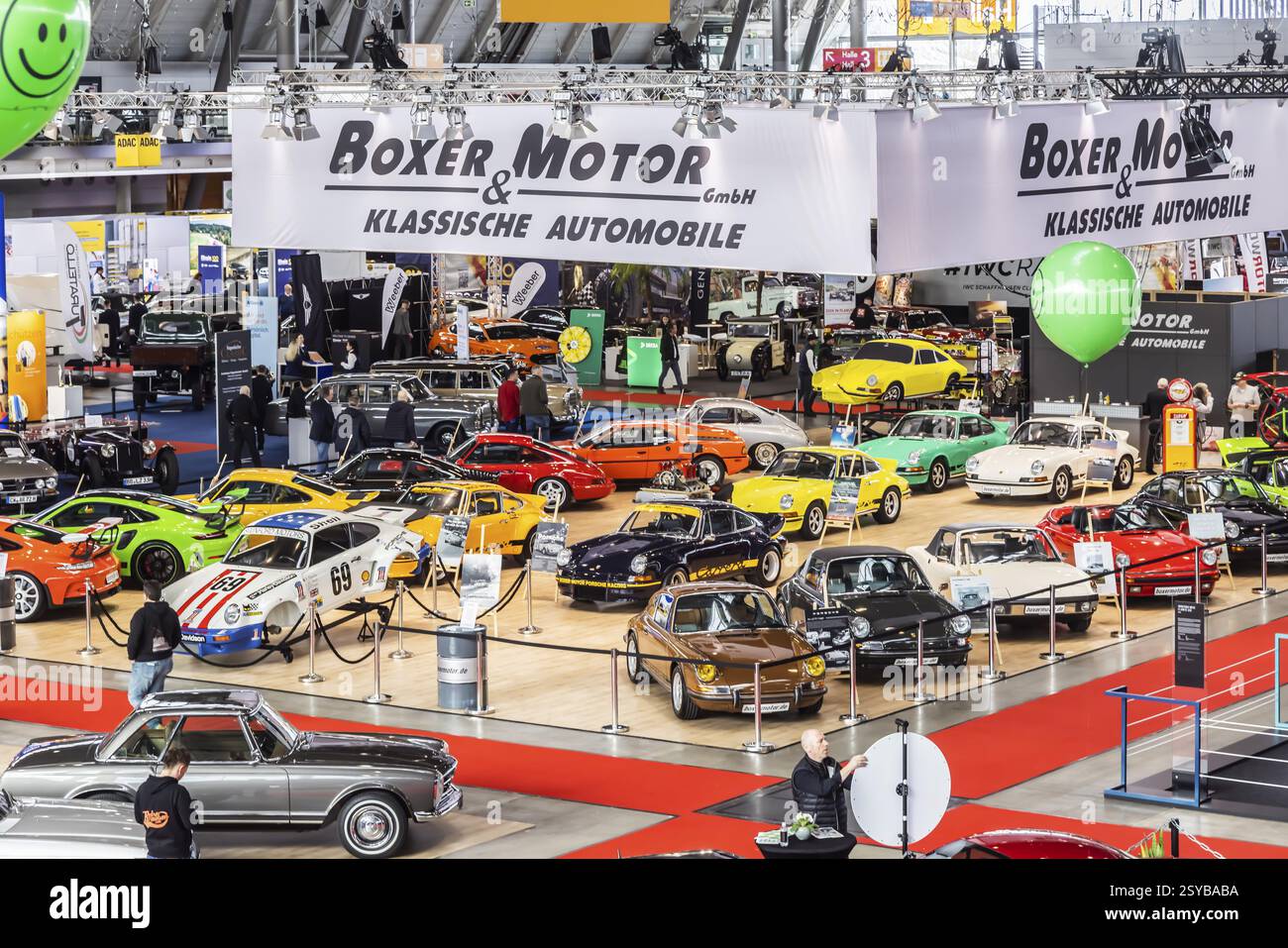 Die Autoshow Retro Classics wird in Stuttgart eröffnet. Mit über 90, 000 Besuchern und mehr als 900 Ausstellern ist die Messe für Fahrkultur im Mittelpunkt Stockfoto