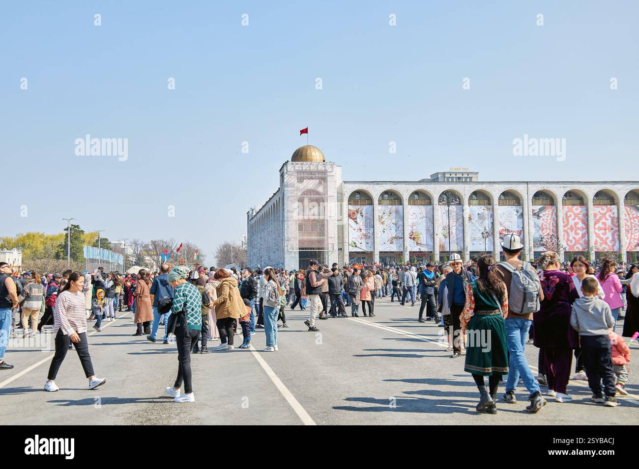 Nooruz-Feier, Menschenmenge auf dem Ala-Too Stadtplatz. Feiertag, der die Ankunft des Frühlings und Neujahrs nach astronomischem Sonnenkalender feiert. Bischkek, Kirgisistan - 21. März 2023 Stockfoto