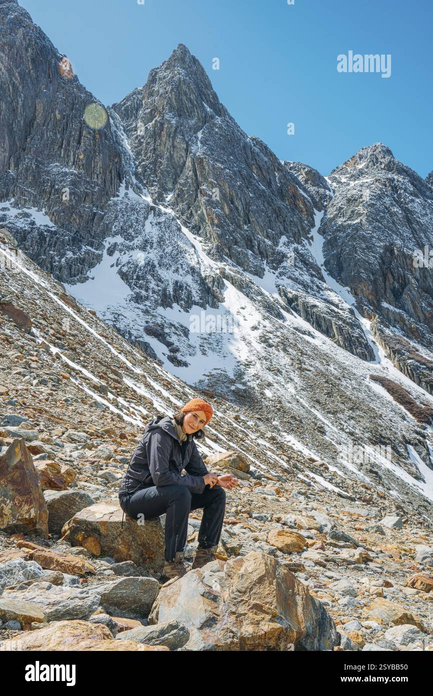 Junge Frau macht eine kurze Pause, Laguna Esmeralda, Provinz Tierra del Fuego, Argentinien, Südamerika Stockfoto