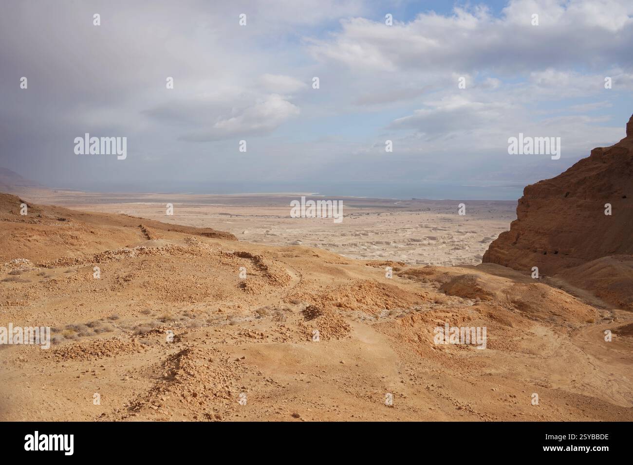 Israel Panoramablick von der Masada-Festung im Nationalpark in der Wüste Negev Judaean in der Nähe des Toten Meeres. Stockfoto