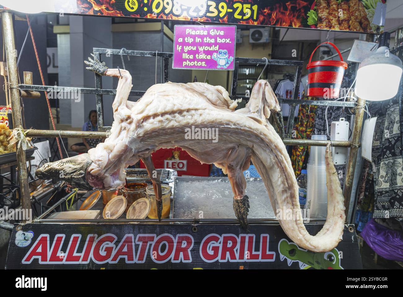 Imbissstand, Snackbar, Alligator Grill, Khaosan Road, Bang Lam Phu District (auch: Banglampoo, Phra Nakhon District), Bangkok, Thailand, Asien Stockfoto