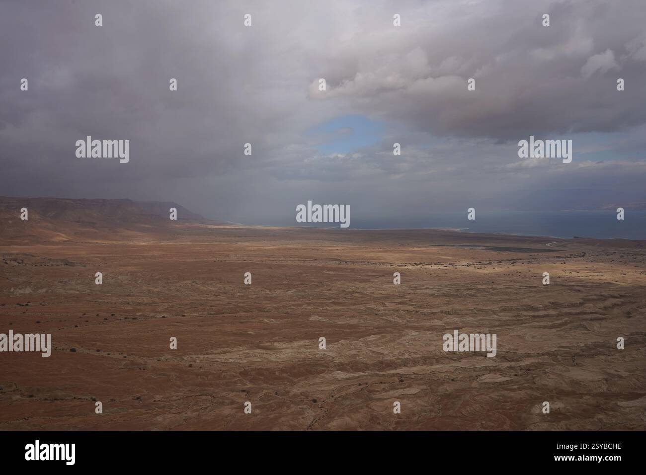 Israel Panoramablick von der Masada-Festung im Nationalpark in der Wüste Negev Judaean in der Nähe des Toten Meeres. Stockfoto